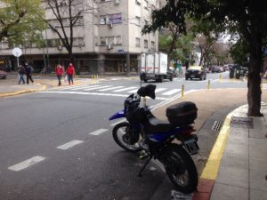 Estacionar moto en esquina con cajon