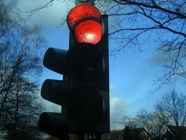 Multa por cruzar semaforo en rojo